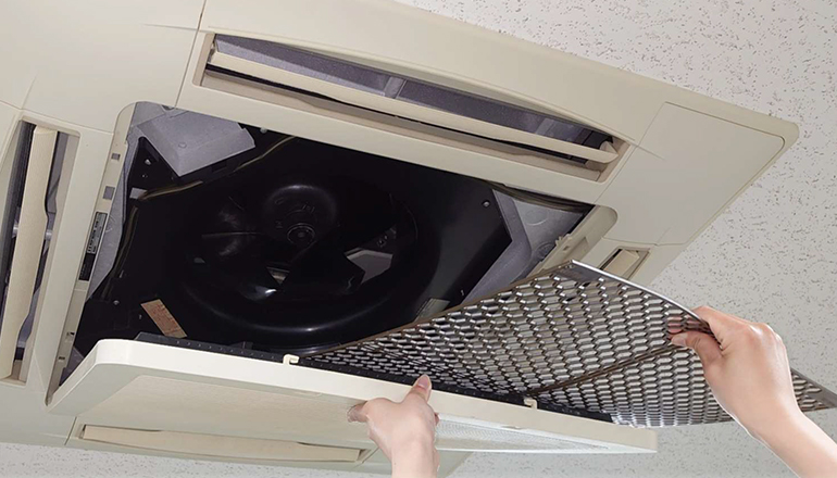 天井埋め込みエアコンのフィルター交換・メンテナンス